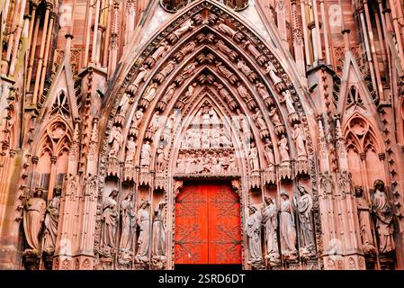 Portail gauche, dédié à l'enfance du Christ. Cathédrale de Strasbourg ou cathédrale notre-Dame de Strasbourg, également connue sous le nom de Strasbourg Minster. Al Banque D'Images