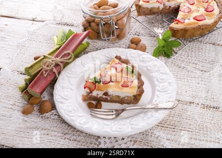 Gâteaux à la rhubarbe avec meringue et amandes Banque D'Images