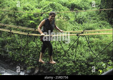Femme marchant sur le pont suspendu de corde, Kolad, Maharashtra, Inde, Asie, MR#364, Asie Banque D'Images