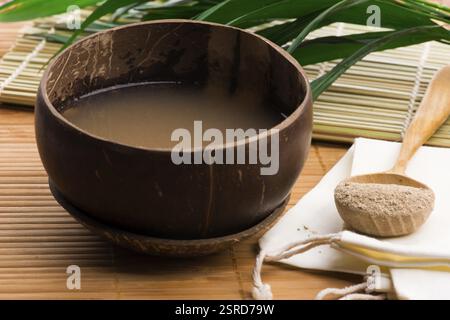 Boisson de kava faite à partir des racines de la plante de kava mélangée à l'eau Banque D'Images