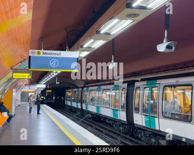 Heure de pointe vibrante à la station Montreuil dans le métro parisien Banque D'Images