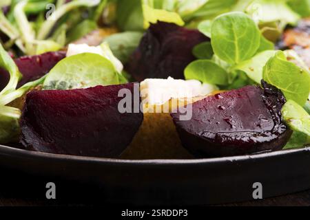 Salade de betterave rôtie, poire, laitue d'agneau, fromage Banque D'Images