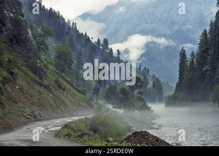 Route et Kishanganga river valley, Cachemire, Gurez, Inde, Asie Banque D'Images