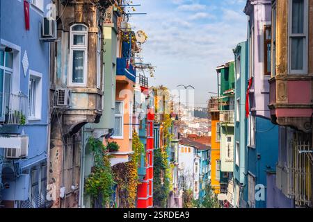 Vue sur la rue du quartier Balat avec des maisons colorées à Istanbul, Turquie. Banque D'Images