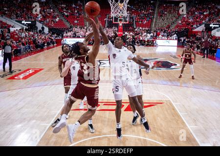 15 février 2025 : le gardien de Boston College Donald Hand Jr (13 ans) tire sur le gardien de l'État de Caroline du Nord Trey Parker (5 ans) pendant la première moitié du match de basket-ball NCAA College au Lenovo Center à Raleigh, Caroline du Nord. (Scott Kinser/CSM) Banque D'Images