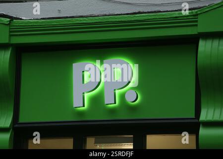 Dublin, Irlande - 11 février 2025 - le 'PP.' Logo au-dessus de la porte de la boutique de bookmakers de Paddy Power avec façade peinte en vert à Temple Bar Banque D'Images