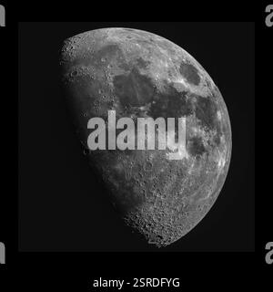 La lune, gros plan, cratère, lune aux trois quarts cirée, planète Banque D'Images