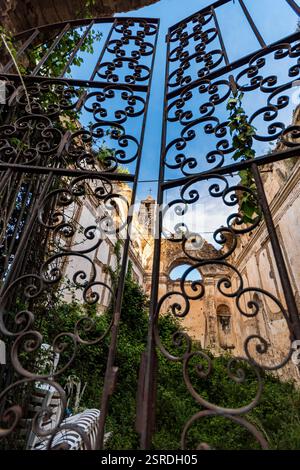 Le vieux village de Bussana Vecchia, à proximité de Sanremo, Ligurie, Italie. Abandonné après un tremblement de terre massif en 1887, est rebirding comme un lieu artis. Banque D'Images