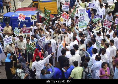 All India Majlis-e-Ittehadul Muslimeen (AIMIM) les ouvriers prennent part à un rassemblement pour rendre hommage aux morts des soldats indiens à Mumbai Banque D'Images