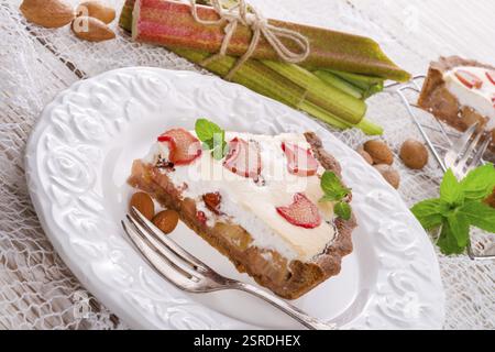 Gâteaux à la rhubarbe avec meringue et amandes Banque D'Images