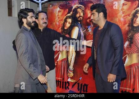 Les acteurs de Bollywood Harshvardhan Kapoor, cinéaste Rohit Khattar Arjun Kapoor tapis rouge pour se réunir à Mumbai film Mirzya Banque D'Images