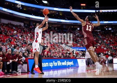 15 février 2025 : le garde de l'État de Caroline du Nord Jayden Taylor (8 ans) tire sur le garde du Boston College Donald Hand Jr (13 ans) pendant la première moitié du match de basket-ball NCAA College au Lenovo Center à Raleigh, Caroline du Nord. (Scott Kinser/CSM) (image crédit : © Scott Kinser/Cal Sport Media) Banque D'Images