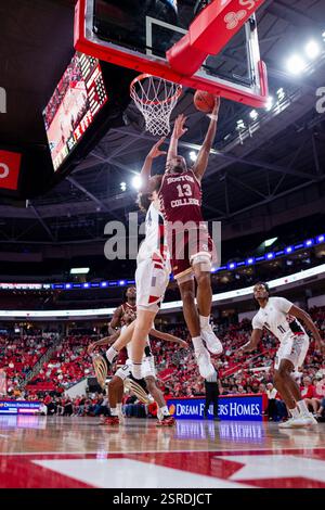 15 février 2025 : le gardien de Boston College Donald Hand Jr (13 ans) tire contre l'attaquant Ben Middlebrooks (34 ans) lors de la deuxième mi-temps du match de basket-ball NCAA College au Lenovo Center à Raleigh, Caroline du Nord. (Scott Kinser/CSM) Banque D'Images
