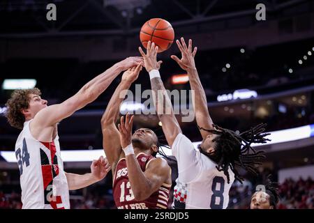 15 février 2025 : le gardien Donald Hand Jr. (13 ans) de Boston College tire contre l'attaquant Ben Middlebrooks (34 ans) et le gardien Jayden Taylor (8 ans) lors de la deuxième mi-temps du match de basket-ball NCAA College au Lenovo Center à Raleigh, Caroline du Nord. (Scott Kinser/CSM) Banque D'Images