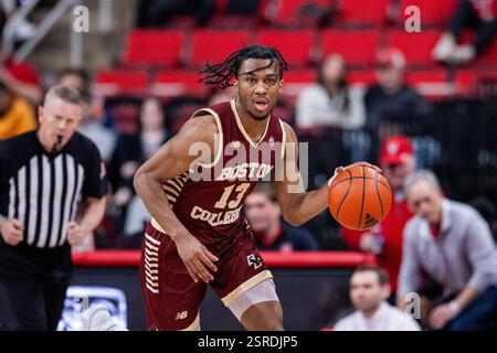 15 février 2025 : le gardien de Boston College Donald Hand Jr. (13 ans) fait monter le ballon sur le terrain contre l'État de Caroline du Nord lors de la deuxième moitié du match de basket-ball NCAA College au Lenovo Center à Raleigh, Caroline du Nord. (Scott Kinser/CSM) (image crédit : © Scott Kinser/Cal Sport Media) Banque D'Images