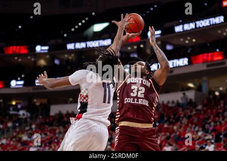 15 février 2025 : L'attaquant Chad Venning (32 ans) de Boston College tire sur le garde de l'État de Caroline du Nord Dennis Parker Jr. (11 ans) pendant la seconde moitié du match de basket-ball de la NCAA College au Lenovo Center à Raleigh, Caroline du Nord. (Scott Kinser/CSM) Banque D'Images
