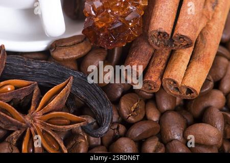 Café aromatisé. ingrédients. beens de café, anis, vanille, cannelle, sucre Banque D'Images