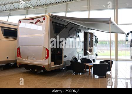 Örkelljunga, Skåne, Suède. 12 février 2025. Bengt i Örkelljunga - VR et camping-cars à vendre. Banque D'Images