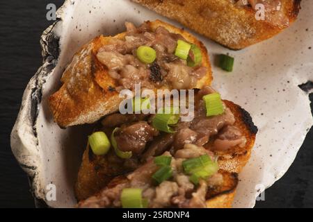 Moelle osseuse de bœuf rôtie maison avec pain grillé Banque D'Images