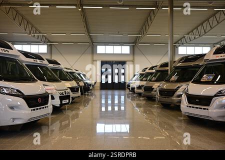 Örkelljunga, Skåne, Suède. 12 février 2025. Bengt i Örkelljunga - VR et camping-cars à vendre. Banque D'Images