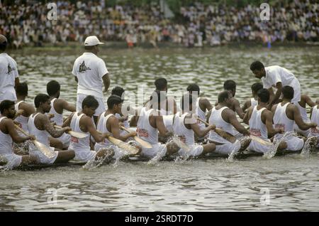 Hommes participant aux festivals Nehru Boat Race, la course Onam Snake Boat Race, Alappuzha, Kerala, Inde, Asie Banque D'Images