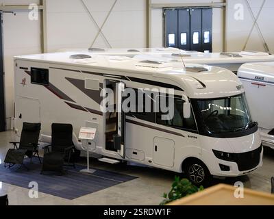 Örkelljunga, Skåne, Suède. 12 février 2025. Bengt i Örkelljunga - VR et camping-cars à vendre. Banque D'Images