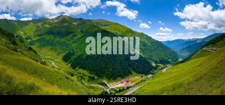 Vue aérienne du lac Balea et de la route Transfagarasan dans les montagnes de Fagaras, Roumanie Banque D'Images