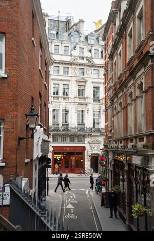 Les piétons traversent une rue de la ville, les commerces bordent la ruelle étroite. Bride Lane, Fleet Street Banque D'Images