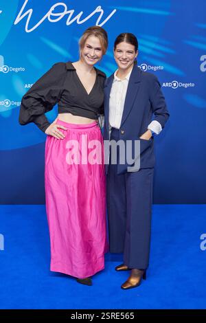 Lea Marlen Woitack und Maike Johanna Reuter - Gaesteankunft zum ARD Blue Hour Empfang 2025 im Hotel Telegraphenamt in Berlin AM 14.02.2025. ARD - Blue Hour - 2025 *** Lea Marlen Woitack et Maike Johanna Reuter arrivant pour la réception ARD Blue Hour 2025 à l'Hôtel Telegraphenamt à Berlin le 14 02 2025 ARD Blue Hour 2025 Banque D'Images