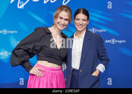 Lea Marlen Woitack und Maike Johanna Reuter - Gaesteankunft zum ARD Blue Hour Empfang 2025 im Hotel Telegraphenamt in Berlin AM 14.02.2025. ARD - Blue Hour - 2025 *** Lea Marlen Woitack et Maike Johanna Reuter arrivant pour la réception ARD Blue Hour 2025 à l'Hôtel Telegraphenamt à Berlin le 14 02 2025 ARD Blue Hour 2025 Banque D'Images