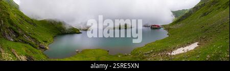 Vue aérienne du lac Balea et de la route Transfagarasan dans les montagnes de Fagaras, Roumanie Banque D'Images