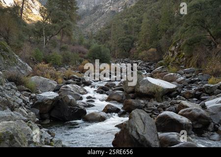 Rivière Merced, parc national de Yosemite, CALIFORNIE. Cascades d'eau sur des rochers de granit. Banque D'Images