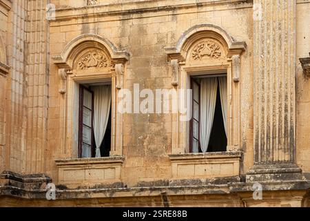 Deux fenêtres ouvertes dans la vieille ville de Mdina Malta Banque D'Images