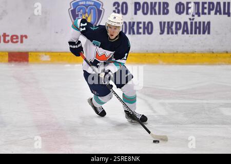 Kiev, Ukraine. 14 février 2025. Kiev, Ukraine 14 février 2025 Tishchenko Danylo (11 Kapitals) lors du match du Championnat ukrainien de hockey sur glace 2024/2025 entre Sokil Kyiv - Kyiv Kapitals ATEK Ice Arena à Kiev, Ukraine (KUBANOV PAVLO UKR/SPP) crédit : SPP Sport Press photo. /Alamy Live News Banque D'Images