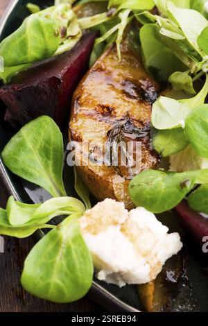 Salade de betterave rôtie, poire, laitue d'agneau, fromage Banque D'Images