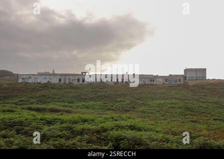 Ruines sur un champ verdoyant près de la mer à Estaca de Bares, Espagne Banque D'Images