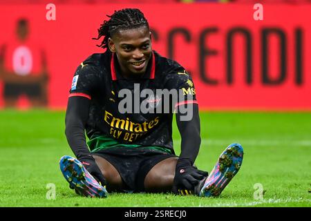 Rafael Leao, attaquant portugais n°10 de l'AC Milan, réagit lors du match de football italien Serie A entre l'AC Milan et l'Hellas Vérone au stade San Siro de Milan, Italie, le 15 février 2025 crédit : Piero Cruciatti/Alamy Live News Banque D'Images