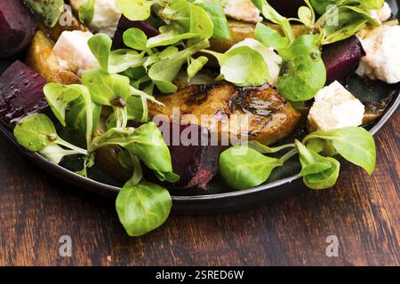 Salade de betterave rôtie, poire, laitue d'agneau, fromage Banque D'Images