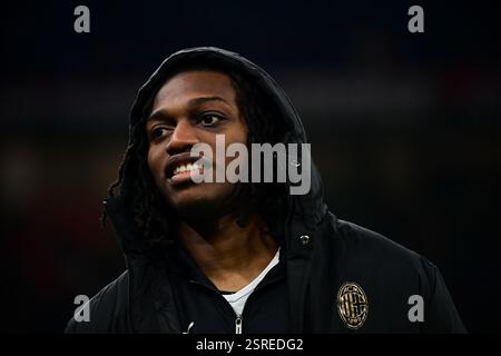 Rafael Leao, attaquant portugais n°10 d'AC Milan, regarde le match de football italien Serie A entre AC Milan et Hellas Vérone au stade San Siro de Milan, Italie, le 15 février 2025 crédit : Piero Cruciatti/Alamy Live News Banque D'Images