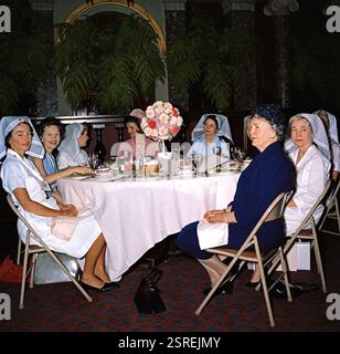 La première dame Jacqueline Kennedy assiste à un déjeuner pour les membres de l’unité de la Croix-Rouge des dames du Sénat dans l’ancienne salle de la Cour suprême, bâtiment du Capitole des États-Unis, Washington, D.C. L’unité de la Croix-Rouge (également connue sous le nom de « dames du Sénat ») est composée des épouses des membres du Sénat américain. De gauche à droite : Noel Clark (épouse du sénateur Joseph S. Clark de Pennsylvanie) ; sénatrice Maurine Neuberger (Oregon) ; non identifié ; MRS Kennedy ; Lady Bird Johnson ; sénatrice Margaret Chase Smith du Maine (principalement cachée) ; OIT Browne Wallace (épouse de l'ancien vice-président Henry A. Wallace) ; non identifié. Banque D'Images