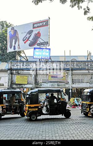 La gare routière de Khar entrée, Mumbai, Maharashtra, Inde, Asie Banque D'Images