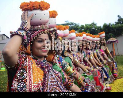 Les filles en costumes traditionnels, la pratique, le Garba les pas de danse en préparation pour le festival Navratri dans Ahmadabad Banque D'Images
