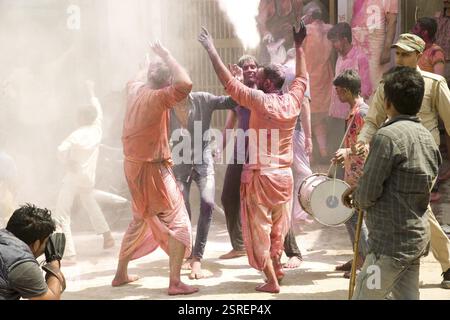 Les dévots célébrer holi festival, Mathura, Uttar Pradesh, Inde, Asie Banque D'Images