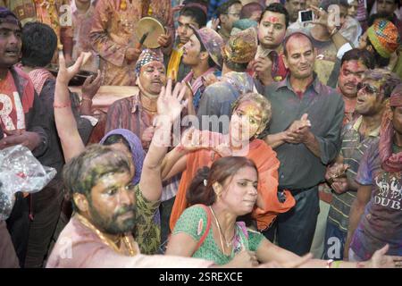 Les dévots jouer holi festival à dwarkadheesh temple, Mathura, Uttar Pradesh, Inde, Asie Banque D'Images