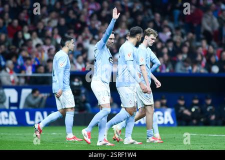 Madrid, Espagne. 15 février 2025. Iago Aspas (2ème l) du RC Celta de Vigo célèbre après avoir marqué lors du match de football espagnol de la Liga entre l'Atletico de Madrid et le RC Celta de Vigo à Madrid, Espagne, le 15 février 2025. Crédit : Gustavo Valiente/Xinhua/Alamy Live News Banque D'Images