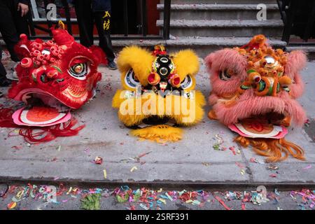 New York, États-Unis. 08th Feb, 2025. Gros plan des têtes de lion pendant l'événement. Plus de 20 troupes de danse Lion sillonnent les rues du quartier chinois de New York pour le Super Saturday en l'honneur du nouvel an lunaire. (Photo de Syndi Pilar/SOPA images/SIPA USA) crédit : SIPA USA/Alamy Live News Banque D'Images
