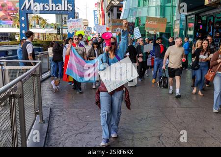 Las Vegas, États-Unis. 15 février 2025. Les manifestants prennent part à la manifestation de Las Vegas contre le fascisme et la haine sur le célèbre Las Vegas Strip à Las Vegas le 15 février 2025. (Photo de Travis P Ball/Sipa USA) crédit : Sipa USA/Alamy Live News Banque D'Images