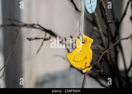 Faites-le vous-même sécher l'air de l'artisanat d'argile pour les vacances de Pâques. Décoration durable idée cadeau écologique artisanale pour enfants artisanaux. Instruction étape par étape de la peinture, pressant des chiffres sur une brindille en bois Banque D'Images