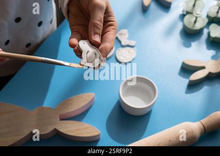 Classe de maître du créateur de peinture utilise de l'argile sèche blanche à l'air pour faire le décor aux vacances de PÂQUES. Créer une activité de loisirs qui implique les doigts. Bricolage artisanat d'art moderne Banque D'Images