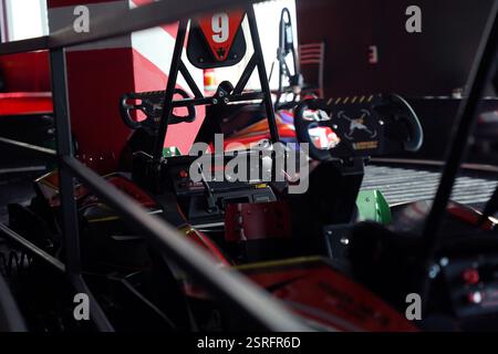 Nouveaux karts électriques dans la piste de course intérieure moderne Banque D'Images